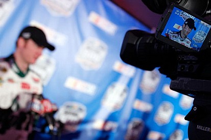 Earnhardt Jr in pole al Budweiser Shootout