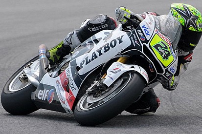 Elias pensa alle modifiche da fare alla sua Honda