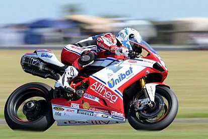 Checa domina gara 1 a Phillip Island