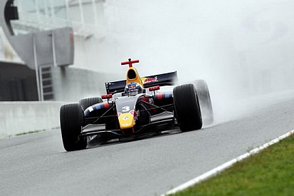 Ricciardo vola con la pioggia a Barcellona