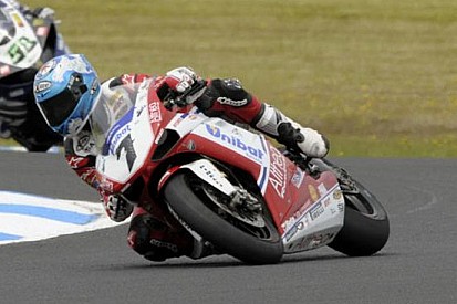 Donington, Libere 1: continua il dominio di Checa