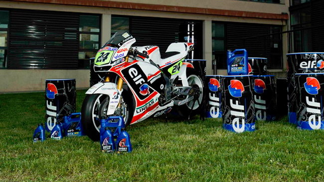 Toni Elias corre con i colori Elf a Le Mans
