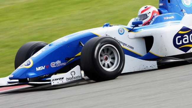 Alex Brundle centra la pole di gara 1 a Magny-Cours