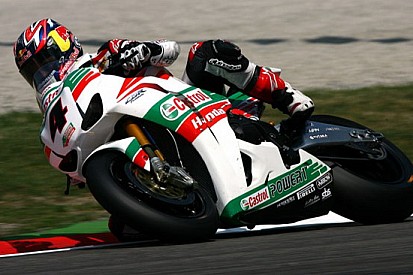 Rea apprezza il nuovo forcellone della Honda