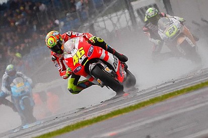 Valentino cade nel warm up dominato da Stoner