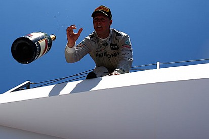 Schumi graziato per il DRS aperto in bandiere gialle