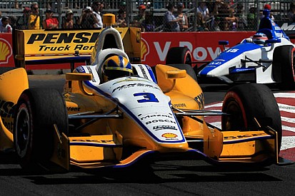 Castroneves nega la prima vittoria a Sato