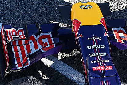 Quattro soffiaggi sull'ala anteriore della Red Bull