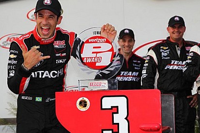 Helio Castroneves conquista e perde la pole