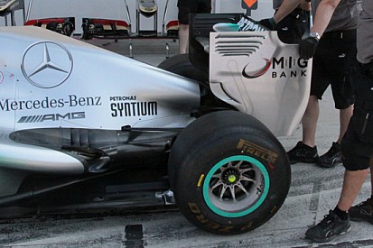 Mercedes col soffiaggio verticale nell'ala posteriore