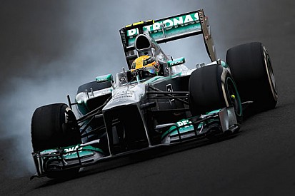 Lewis Hamilton contesta la sua strategia