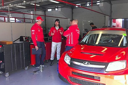 Tre giorni di test a Magny-Cours per la Lada