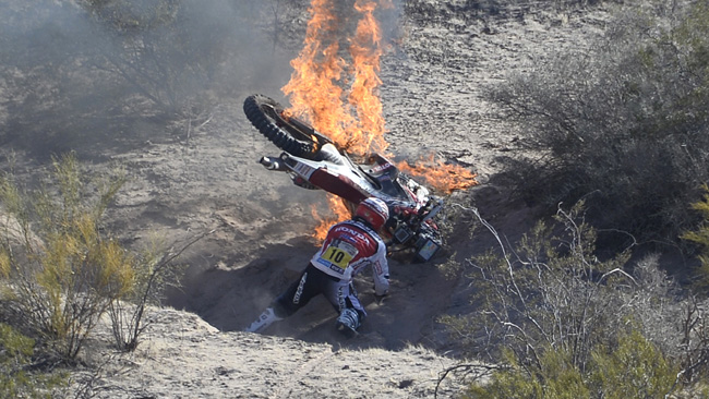 Dakar 2014: ecco la Honda di Goncalves in fiamme!