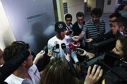 Hamilton bloccato da un problema ai freni