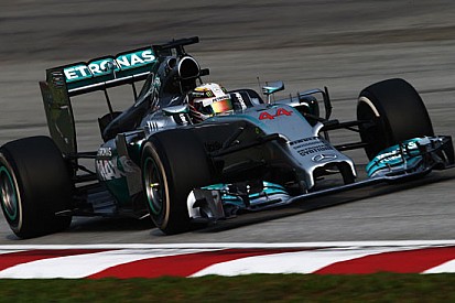 Hamilton domina a Sepang con la Mercedes