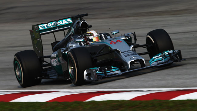 Hamilton domina a Sepang con la Mercedes
