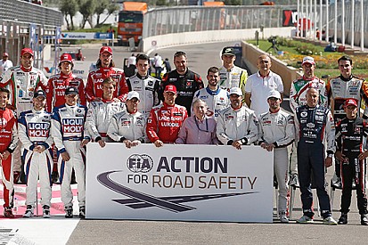 Jean Todt posa con i piloti del campionato