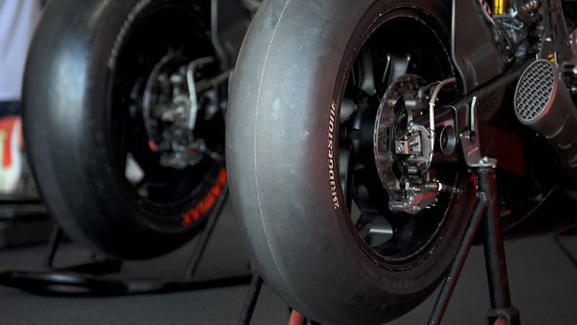 Corsa a tre tra Michelin, Dunlop e Pirelli per la MotoGp