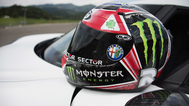 Lorenzo mette il Quadrifoglio dell'Alfa sul casco