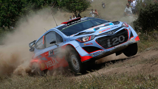 Paddon si ferma per misfire dopo un guado