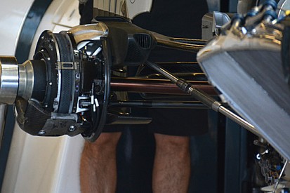 McLaren: ci sono i dischi posteriori più piccoli