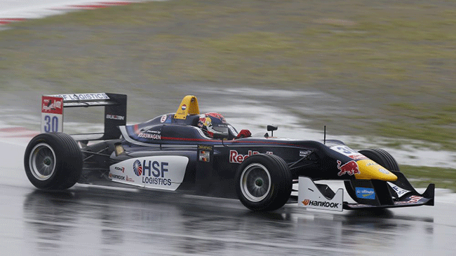 Verstappen coglie la pole sotto il diluvio