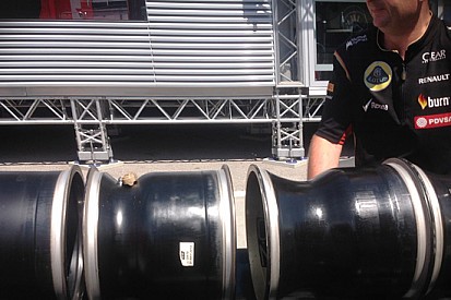 La Lotus vernicia il Polysil all'interno dei cerchi-Oz