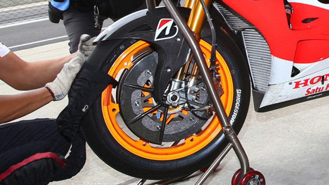 La Bridgestone promuove l'anteriore asimmetrica