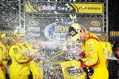 Logano trionfa a Bristol e crede nel titolo