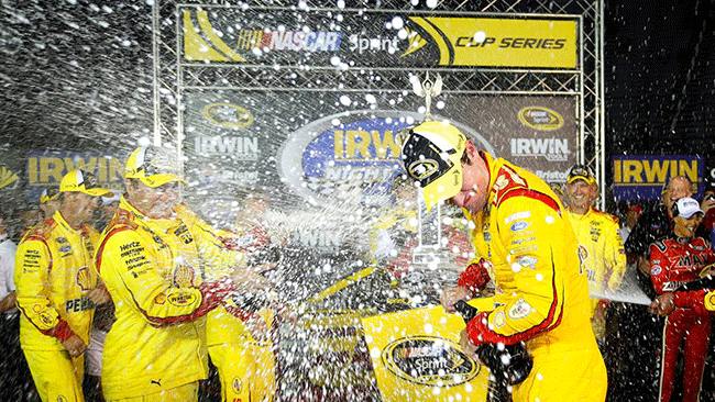 Logano trionfa a Bristol e crede nel titolo