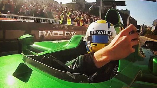 Ericsson si scatta un selfie guidando una... F.1!