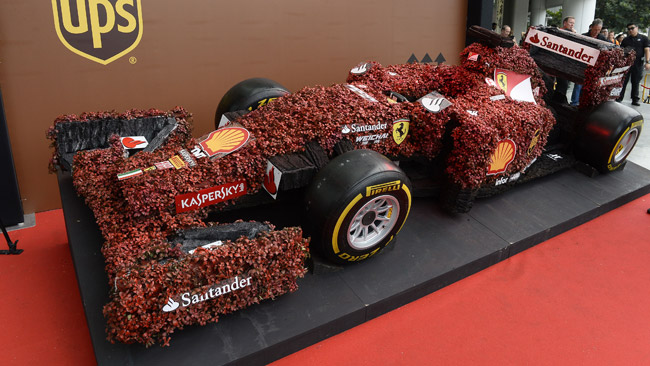 A Singapore appare anche una Ferrari in... corteccia!