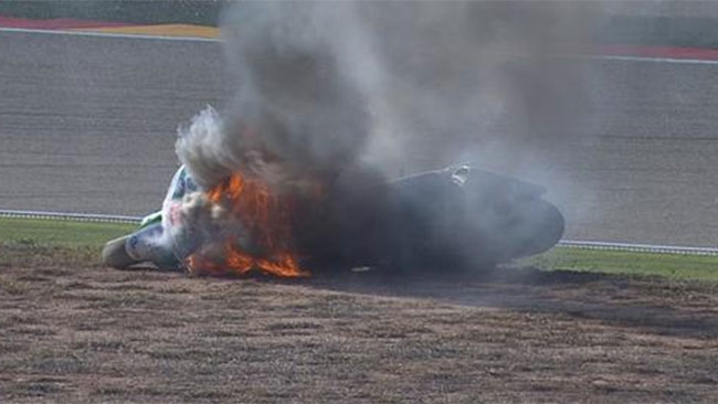 La Ducati di Barbera a fuoco per una perdita di benzina