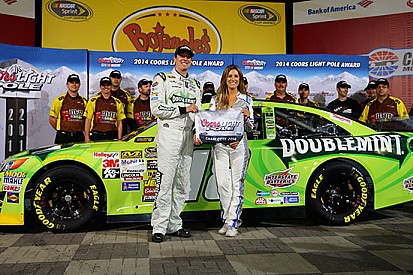 Kyle Busch si prende la pole a Charlotte