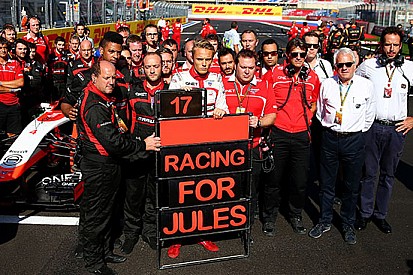 La Marussia di Bianchi in moto nei box di Sochi