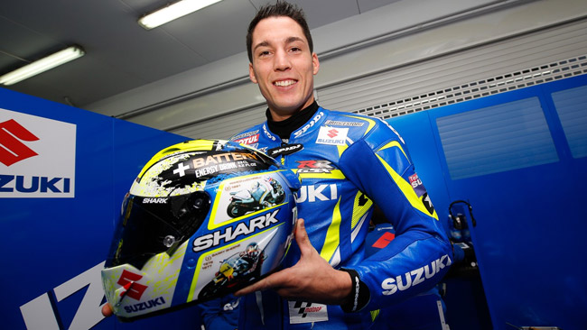 Espargaro celebra i campioni Suzuki sul suo casco