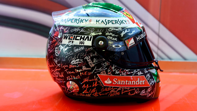 Alonso saluta la Ferrari con un casco speciale