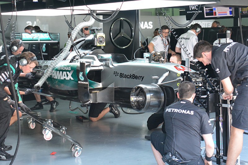 La Mercedes non sostituisce la power unit a Hamilton