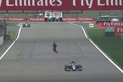 Ecco l'invasore cinese che ha attraversato la pista