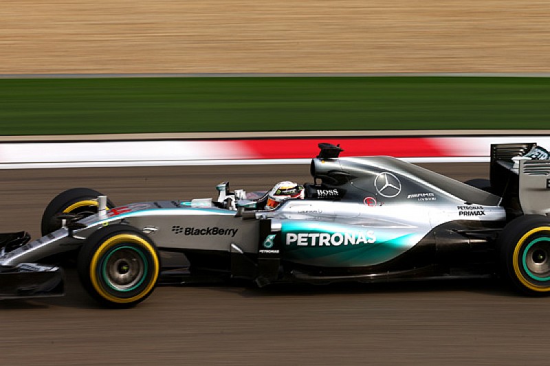 Hamilton in pole a Shanghai, Vettel terzo con la Ferrari