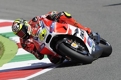Iannone logra la pole y Márquez queda eliminado en la Q1