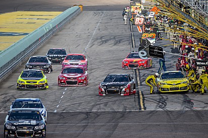 Depois de controvérsia, NASCAR decide que o rádio vai prevalecer na abertura dos pits