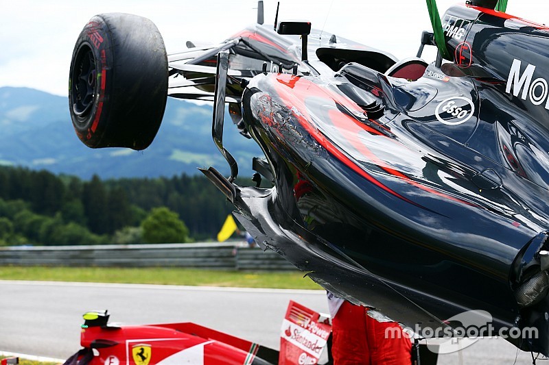 Le moteur d'Alonso endommagé dans le crash avec Räikkönen
