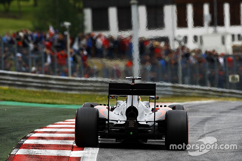 В McLaren раскритиковали регламент на моторы