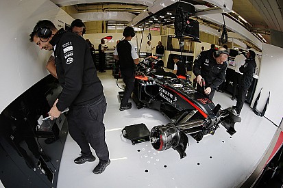 McLaren desconsidera alterar foco de trabalho para 2016