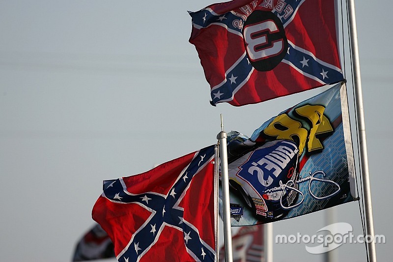 NASCAR pide a los fanáticos abstenerse de usar la bandera confederada