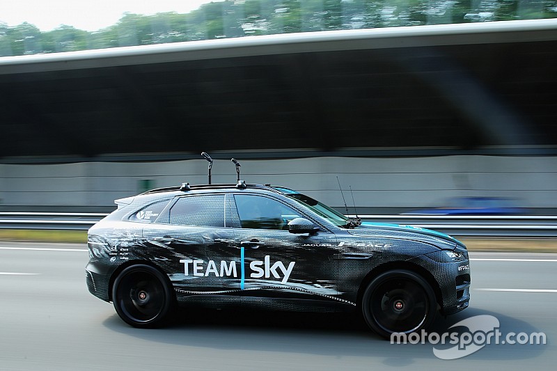 Première publique du futur Jaguar F-Pace sur le Tour de France