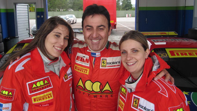 Allo Spino due ragazze sulle Ferrari dell'Isolani Racing Team