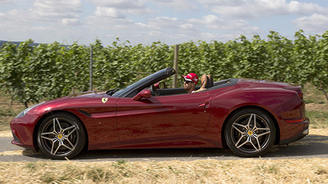Vettel a Wiesbaden si rilassa con la Ferrari California T