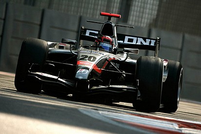Jakes vola nella prima giornata di test ad Abu Dhabi
